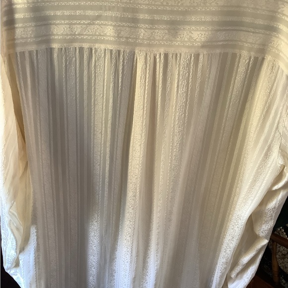 Gorgeous Ann Taylor ivory blouse - Picture 4 of 6